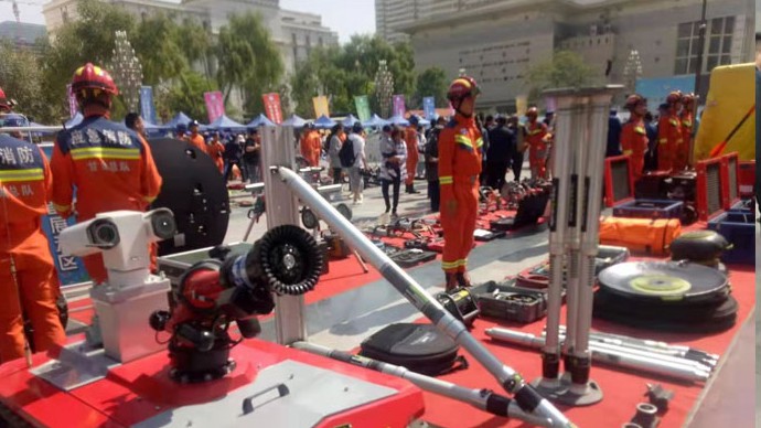 我公司技術(shù)人員在蘭州市消防特勤大隊為消防官兵現(xiàn)場顯示、培訓(xùn)我公司所供設(shè)備